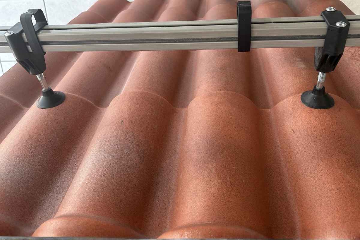 Fissaggio pannelli fotovoltaici su tegole e coppi