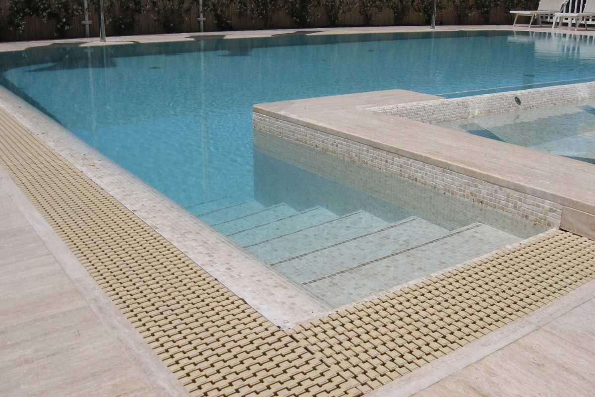 Griglie per piscina a sfioro, eccellenza per l'outdoor